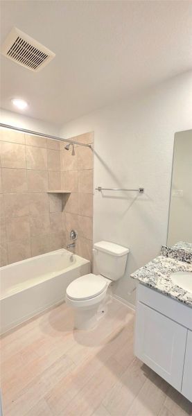 Full upstairs ensuite Full upstairs ensuite
