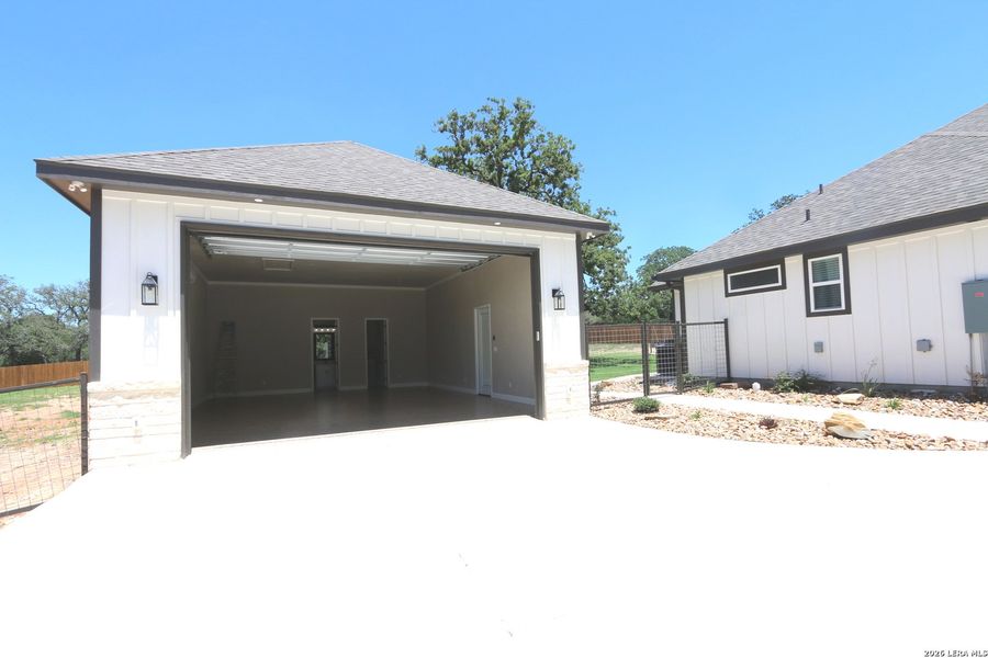 Exterior details and patio area of a home in , La Vernia (Image 34).