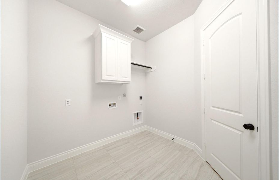 Spacious, unfurnished interior of a new home in Bridgeland 60′, Cypress (Image 17).