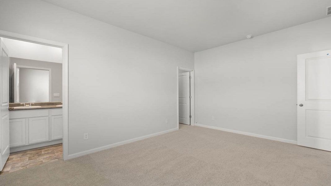 Spacious, unfurnished interior of a new home in The Abbey at Trolley Run Station, Aiken (Image 12).