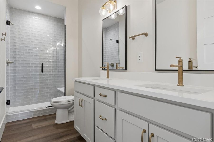 Full bath for beds #4 & #5