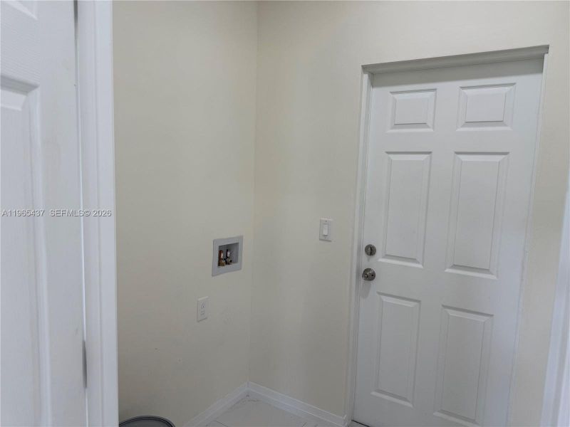 Spacious, unfurnished interior of a new home in , Lehigh Acres (Image 6).