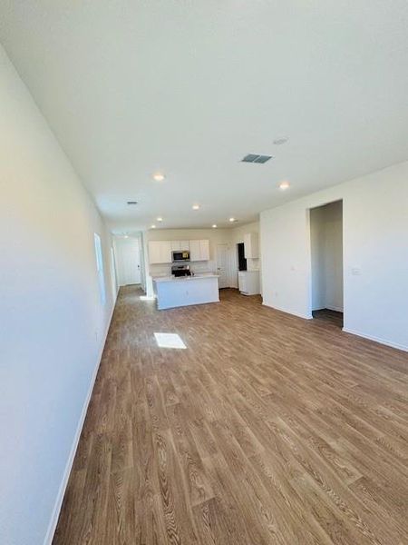 Spacious, unfurnished interior of a new home in Durango, Mustang Ridge (Image 5).