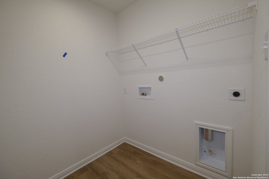 Spacious, unfurnished interior of a new home in Blue Ridge Ranch, San Antonio (Image 14).