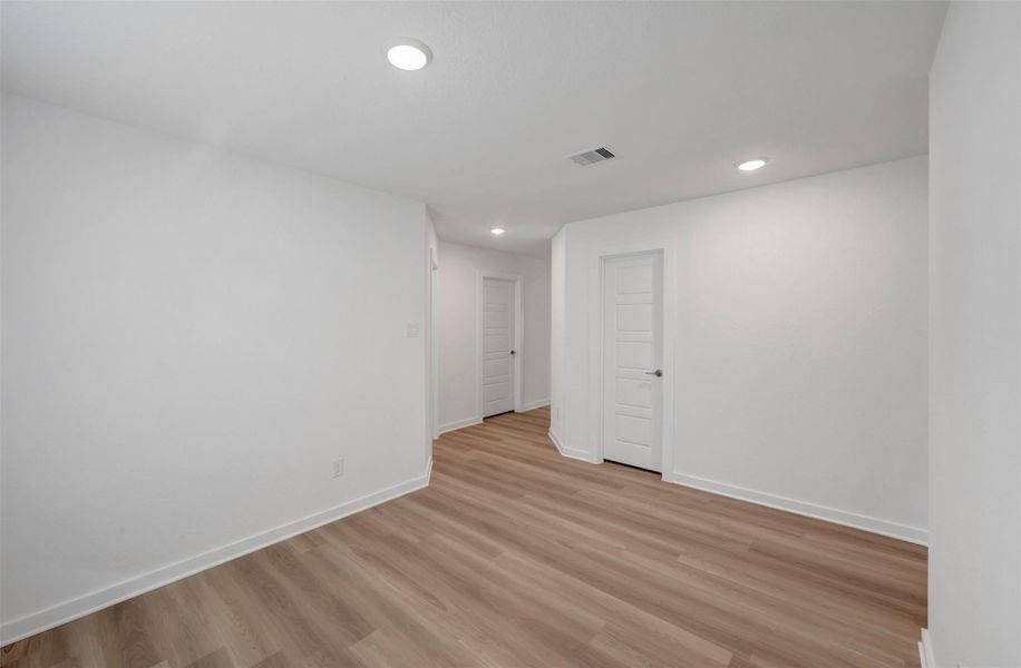 Spacious, unfurnished interior of a new home in Ambrose, La Marque (Image 16).