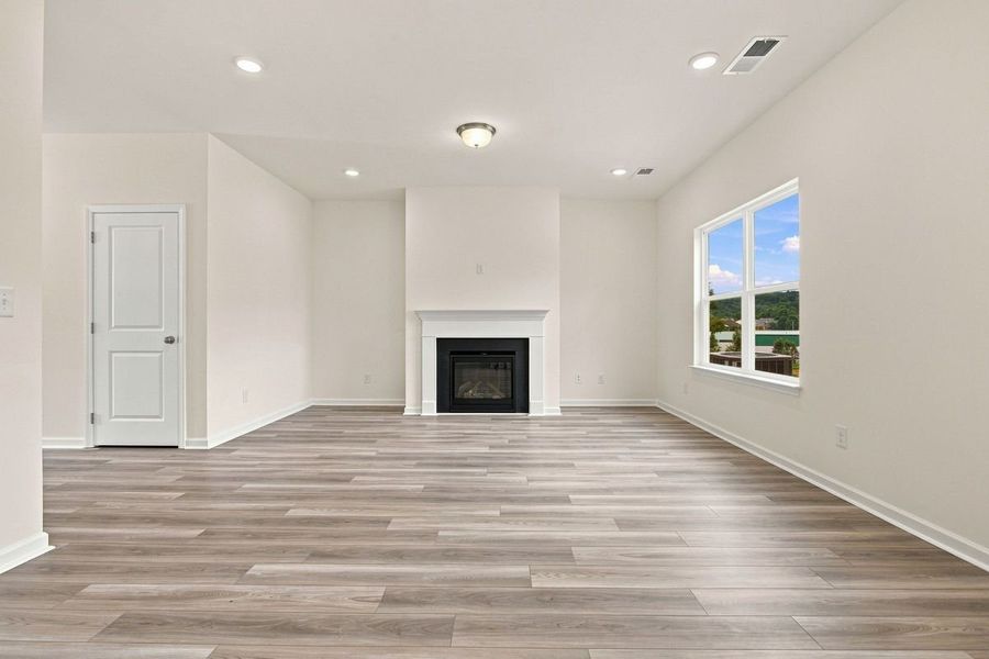Spacious, unfurnished interior of a new home in Hampshire Hills, Columbia (Image 26).