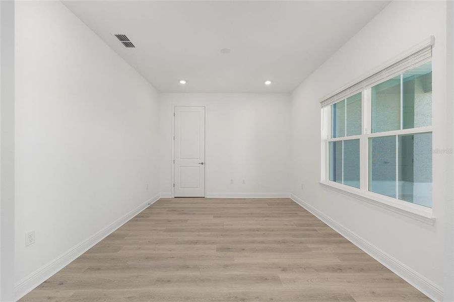 Spacious, unfurnished interior of a new home in , Ocala (Image 31).