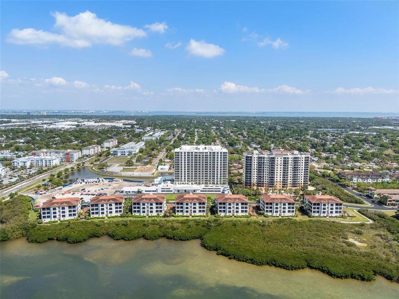 Condo located in Tampa, FL showcasing its design and architecture (Image 3).