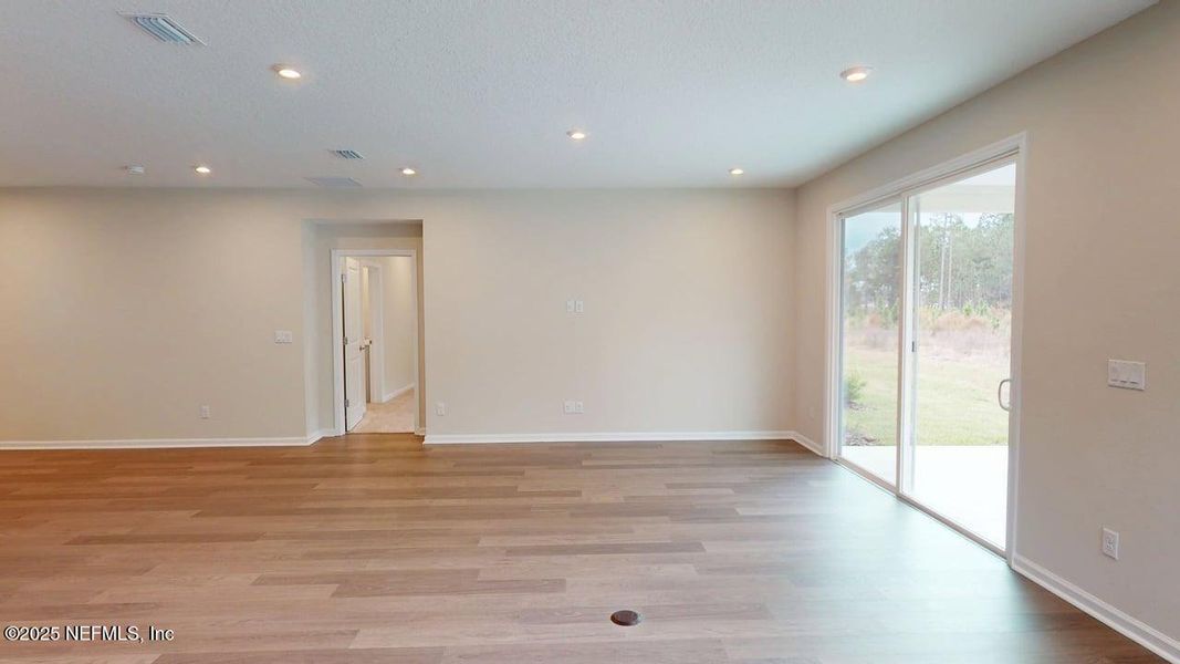 Spacious, unfurnished interior of a new home in Lakes at Bella Lago, Green Cove Springs (Image 7).