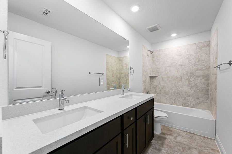 Furnished interior view inside a new home in Madero 50s, Fort Worth (Image 9).