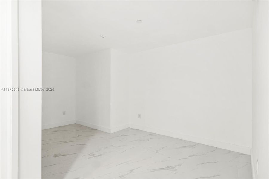 Spacious, unfurnished interior of a new home in Aria Reserve, Miami (Image 16).