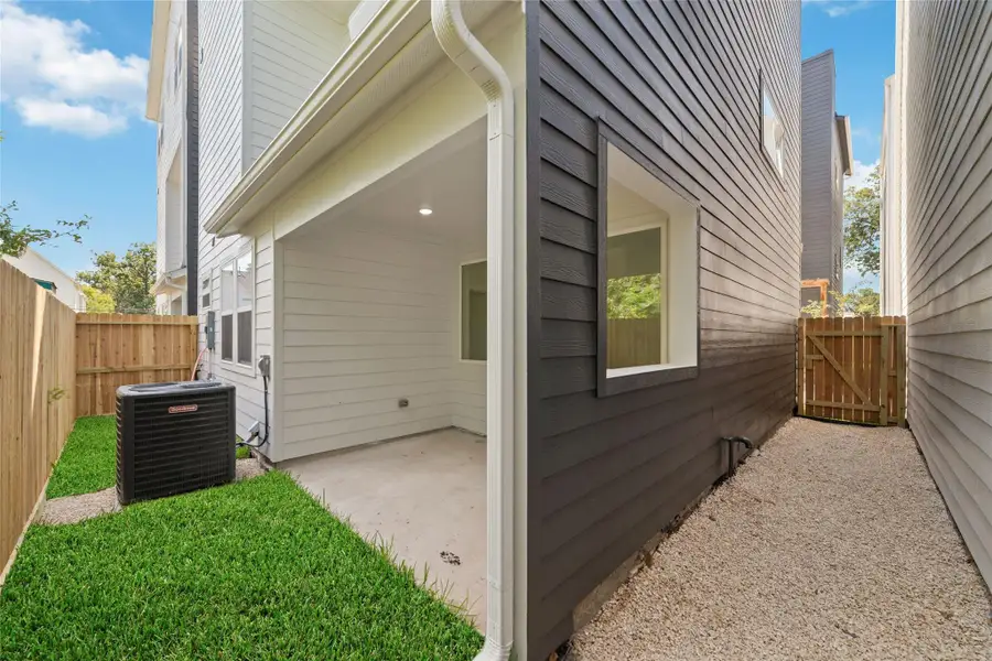 Rare find with a yard and fully fenced in. Rare find with a yard and fully fenced in.