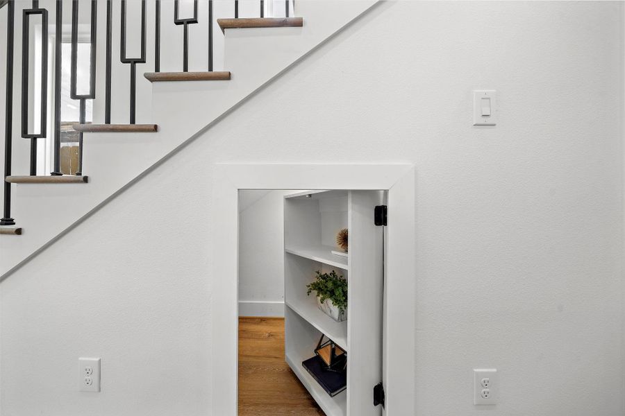 Secret room great for a a pet or extra storage. Secret room great for a a pet or extra storage.