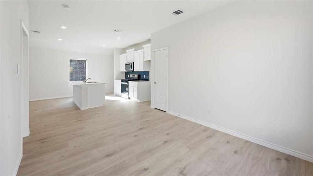 Spacious, unfurnished interior of a new home in Winchester Crossing, Princeton (Image 32).
