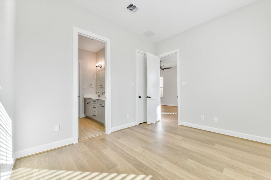 Spacious, unfurnished interior of a new home in Pearland Old Townsite, Pearland (Image 20).