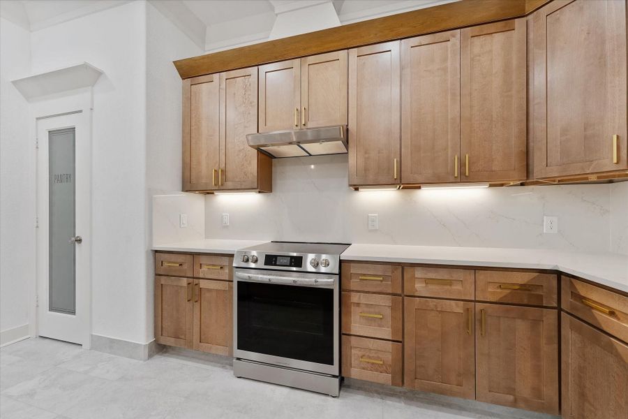 Top of the line stainless appliances throughout this kitchen! Top of the line stainless appliances throughout this kitchen!