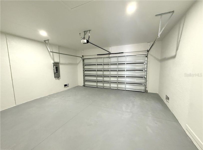 Spacious, unfurnished interior of a new home in , Cape Coral (Image 24).