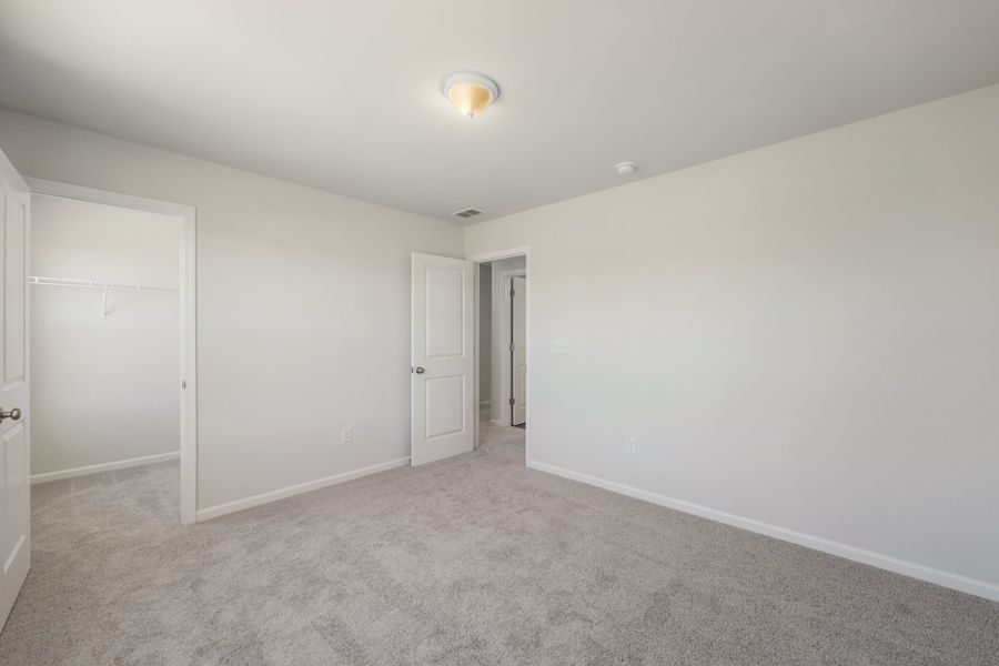 Spacious, unfurnished interior of a new home in Richmond Hill, Inman (Image 23).