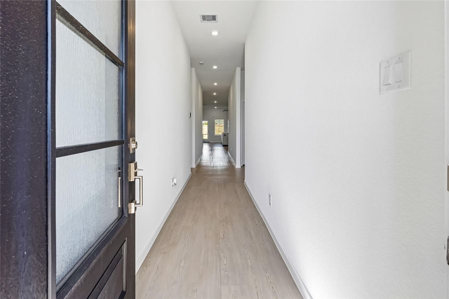 Spacious, unfurnished interior of a new home in Lago Mar, Texas City (Image 23).