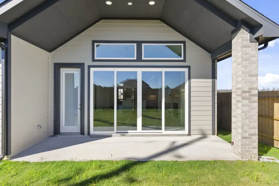 Exterior details and patio area of a home in Beacon Point, Texas City (Image 3).