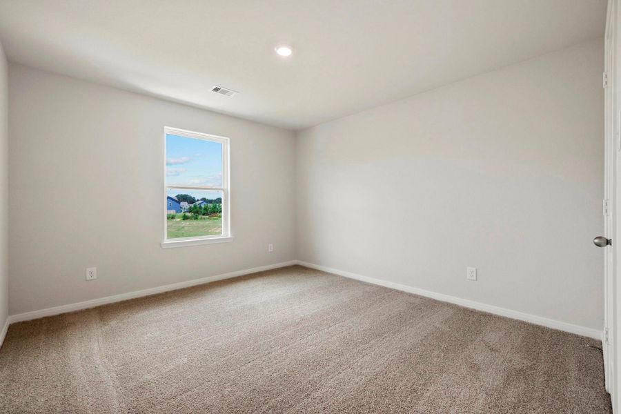 Spacious, unfurnished interior of a new home in Pinewood Trails, Cleveland (Image 17).