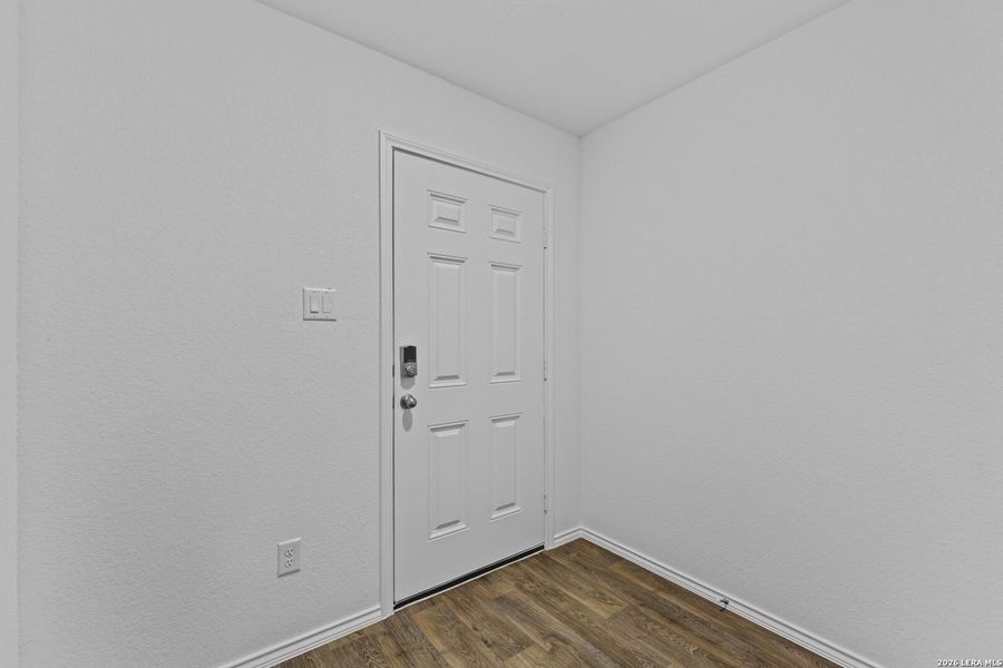 Spacious, unfurnished interior of a new home in Avenida, Converse (Image 23).