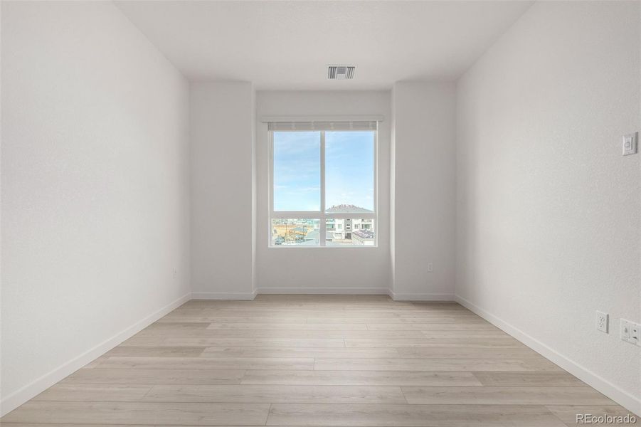 Spacious, unfurnished interior of a new home in Gateway Commons, Denver (Image 13).