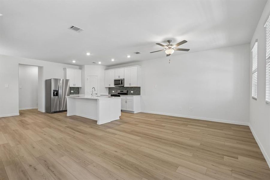 Spacious, unfurnished interior of a new home in Oak Ridge Park, Corinth (Image 26).