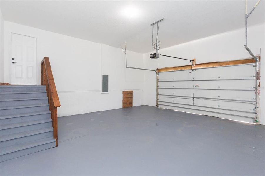 Spacious, unfurnished interior of a new home in , Dade City (Image 32).