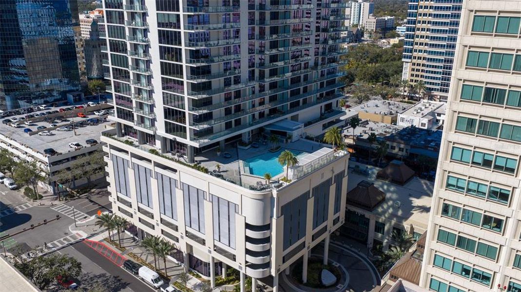 Condo located in St. Petersburg, FL showcasing its design and architecture (Image 4).