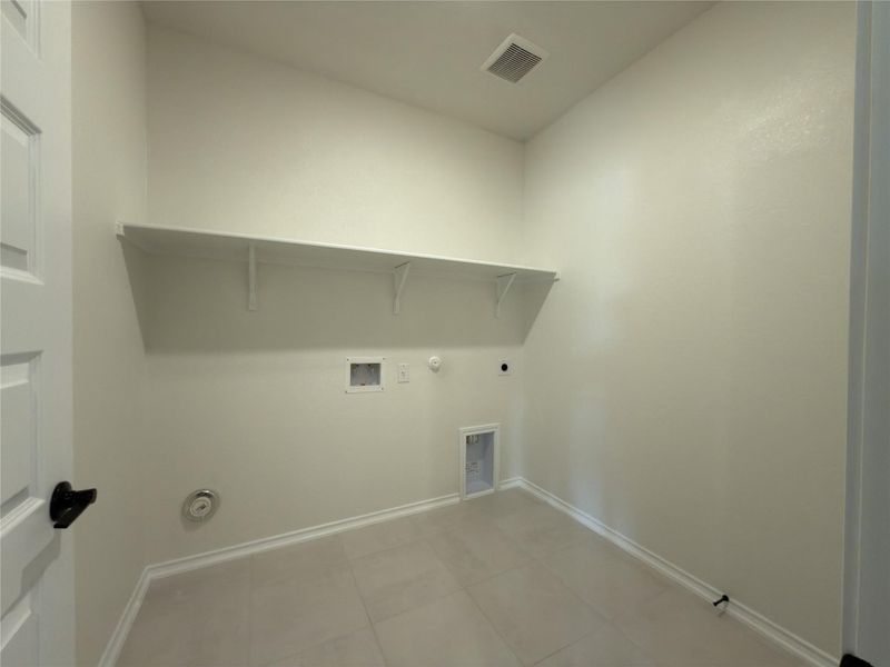 Spacious, unfurnished interior of a new home in River Bluff, Leander (Image 19).