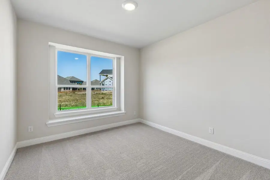 Spacious, unfurnished interior of a new home in Heath Golf & Yacht Club, Heath (Image 18).