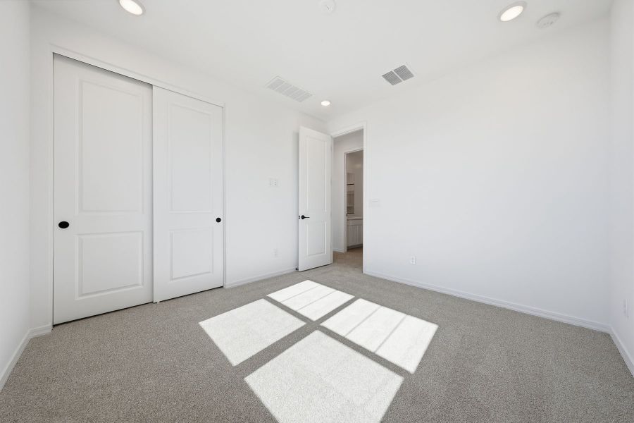 Spacious, unfurnished interior of a new home in Tyler Ranch, Buckeye (Image 18).
