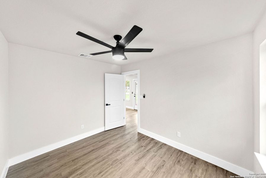 Spacious, unfurnished interior of a new home in , Seguin (Image 12).