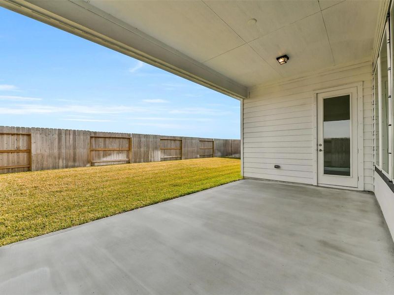 Exterior details and patio area of a home in Lago Mar, Texas City (Image 4).