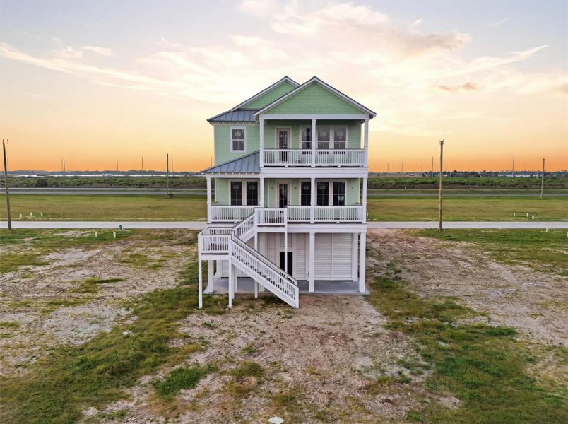 Exterior details and patio area of a home in , Galveston (Image 3).