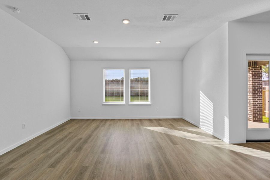 Spacious, unfurnished interior of a new home in Harrington Trails at The Canopies, Splendora (Image 18).