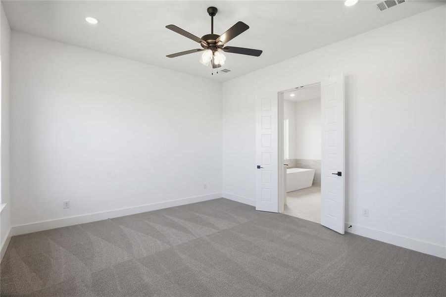 Spacious, unfurnished interior of a new home in Pecan Grove, Burleson (Image 29). Spacious, unfurnished interior of a new home in Pecan Grove, Burleson (Image 29).