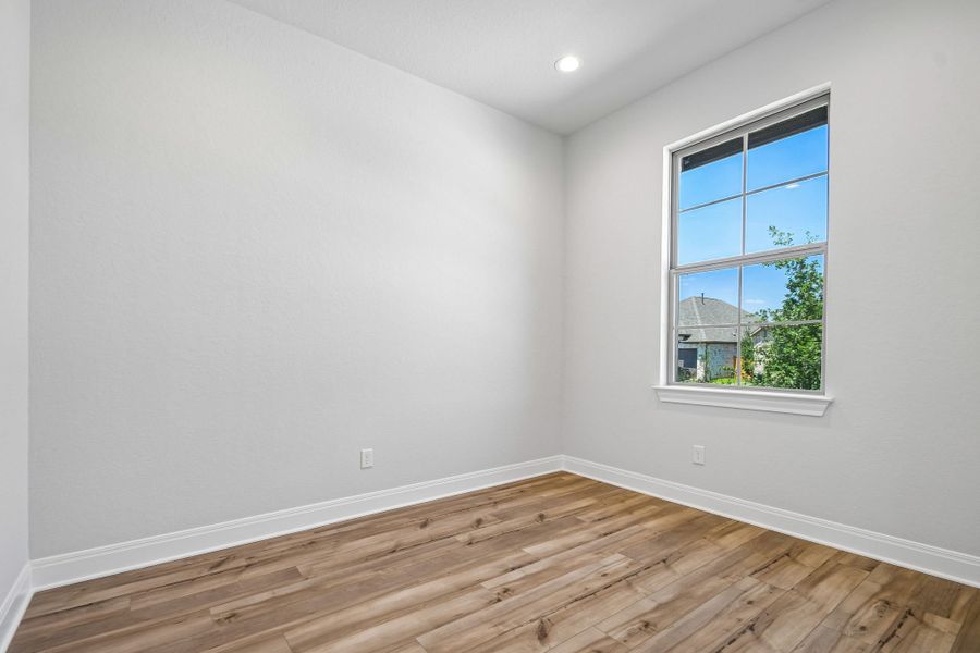 Spacious, unfurnished interior of a new home in 6 Creeks, Kyle (Image 25).