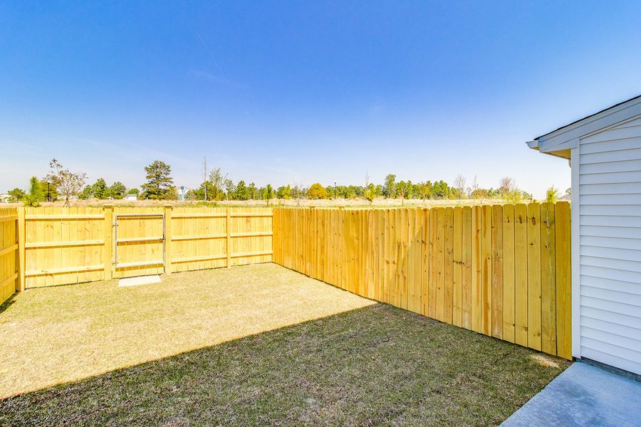 Exterior details and patio area of a home in Astoria, Columbia (Image 18).