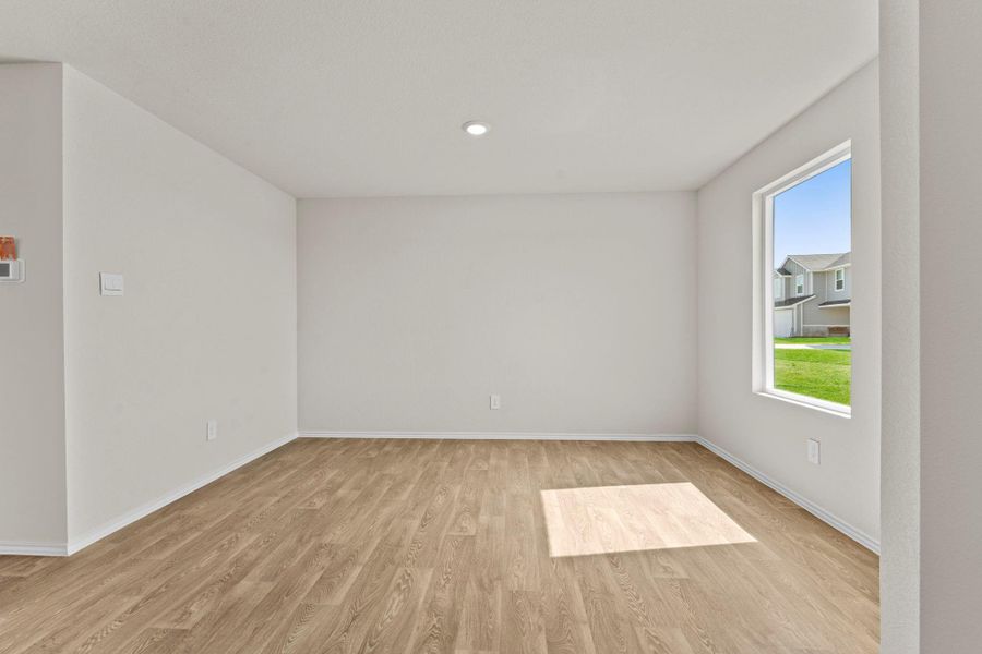 Spacious, unfurnished interior of a new home in Ladera, Luling (Image 24).