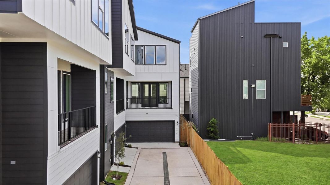 Exterior details and patio area of a home in , Houston (Image 15).