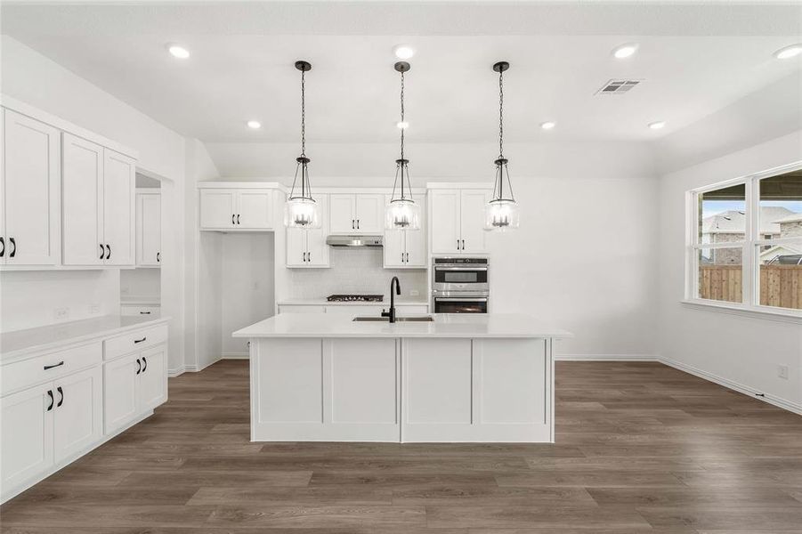 15 1635 Glacier  Kitchen