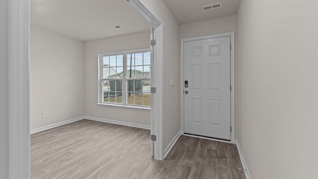 Spacious, unfurnished interior of a new home in Madeline Farm, New Bern (Image 10).