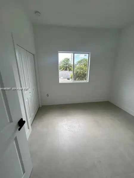 Spacious, unfurnished interior of a new home in , Fort Lauderdale (Image 9).