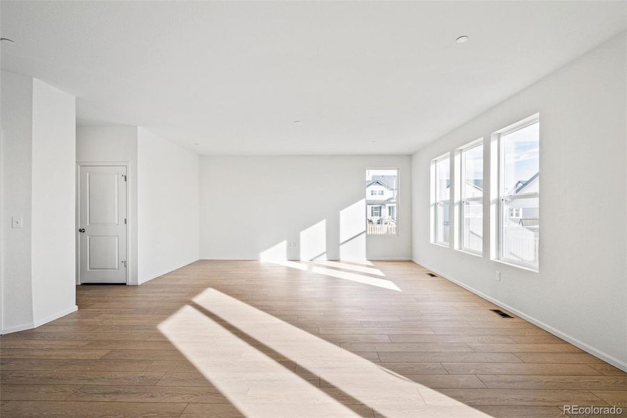 Spacious, unfurnished interior of a new home in Turnberry, Commerce City (Image 28).