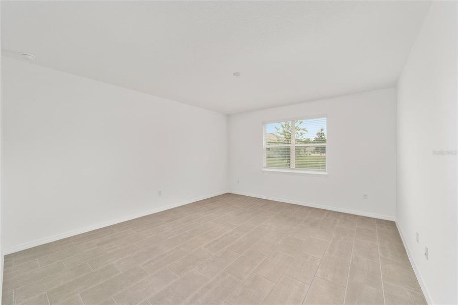 Spacious, unfurnished interior of a new home in , Ocala (Image 15).