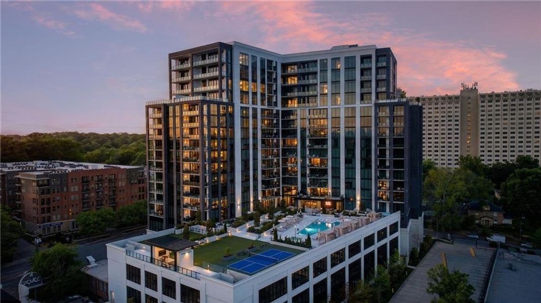Condo located in Atlanta, GA showcasing its design and architecture (Image 34).