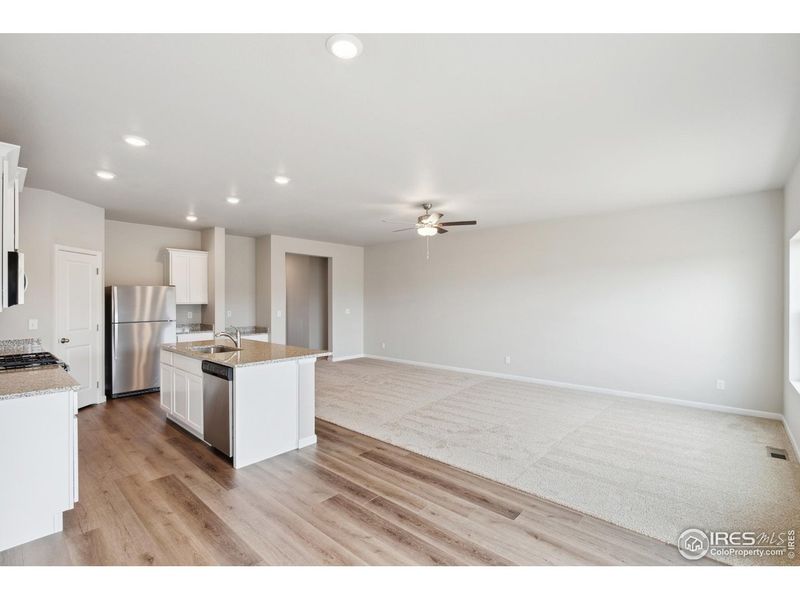 Spacious, unfurnished interior of a new home in , Severance (Image 12).