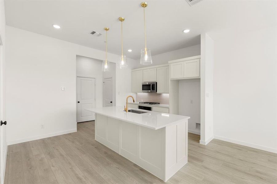 10. 827 Pedernales - Kitchen (2)